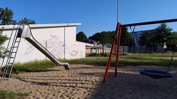 Pausenhof der Grundschule an der Witzlebenstraße mit einer Rutsche
